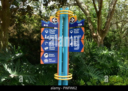 Orlando, Florida. September 21, 2018. Sehenswürdigkeiten Zeichen auf grünem Wald Hintergrund in Seaworld. Stockfoto
