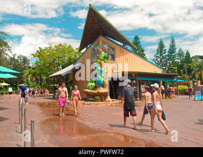 Orlando, Florida. September 21, 2018. Man kommt zu Fuß gut in Aquatica von Seaworld. Stockfoto