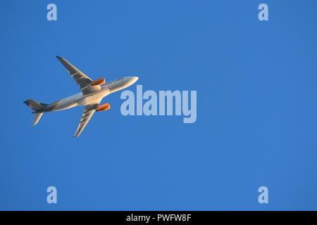 Orlando, Florida; August 19, 2018 Flugzeuge in den blauen Himmel bei Sonnenaufgang in der Nähe vom Flughafen. Stockfoto