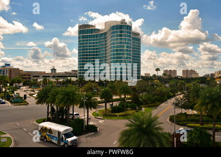 Orlando, Florida; August 19, 2018 Aventura Hotel mit lustigen Universal Transport. Stockfoto