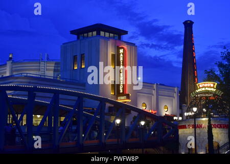 Orlando, Florida; August 19, 2018 Brücke, Italienisches Restaurant, und Edison's Tower auf blauen Himmel Sonnenuntergang. Stockfoto