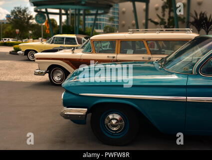 Orlando, Florida; August 19, 2018 klassische Autos in einer Reihe an Universal Theme Hotel. Stockfoto