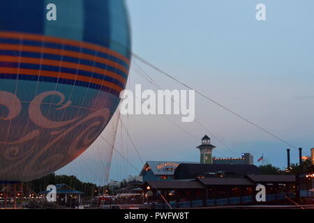 Orlando, Florida; August 19, 2018 bunten Heißluftballon, Pier und Boathouse Restaurant. Sonnenuntergang Karte. Stockfoto