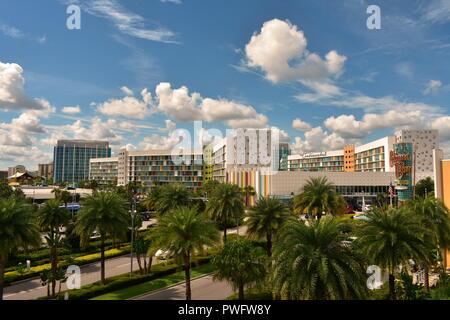 Orlando, Florida; August 19, 2018 farbenfrohe Hotel an bewölkten Himmel in den Universal Studios Area. Stockfoto