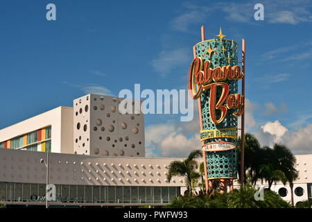 Orlando, Florida; August 19, 2018 bunte Universal Theme Hotel am blauen Himmel Hintergrund. Stockfoto