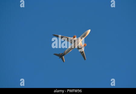 Orlando, Florida; August 19, 2018 Das Flugzeug auf einem Hintergrund von blauer Himmel, fliegen über International Drive. Stockfoto