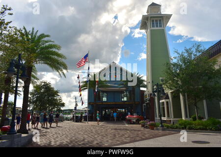 Orlando, Florida; August 19, 2018 Waterfront Restaurant, Dockside Bar mit wunderschönen grünen Leuchtturm, in Lake Buena Vista. Stockfoto