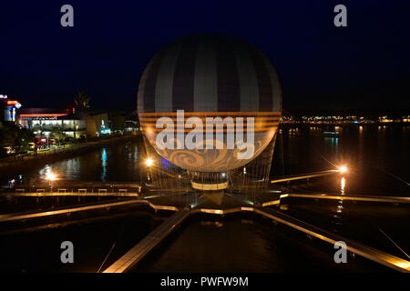 Orlando, Florida; August 19, 2018 Blick auf den See und bunten Heißluftballon in Lake Buena Vista. Stockfoto