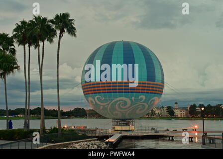 Orlando, Florida; 23. September 2018 Palmen, Heißluftballon und Sonnenuntergang Skyline, in Lake Buena Vista. Stockfoto