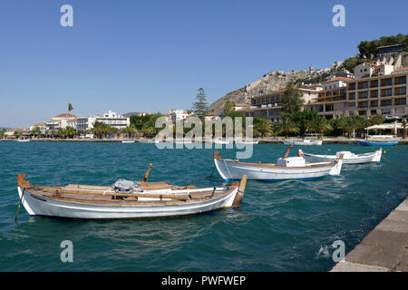 Kleine Fischerboote im Hafen der Stadt am Meer von Nafplio. Peloponnes. Griechenland. Oberhalb der Stadt ist die imposante Venezianische Festung bekannt als Stockfoto