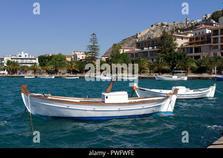 Kleine Fischerboote im Hafen der Stadt am Meer von Nafplio. Peloponnes. Griechenland. Oberhalb der Stadt ist die imposante Venezianische Festung bekannt als Stockfoto