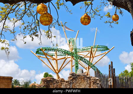 Tampa, Florida; September 29,2018. Wunderschöne hunging Luftballons, und Geparden jagen Achterbahn auf Blau bewölkt backround bei Busch Gardens Tampa. Stockfoto