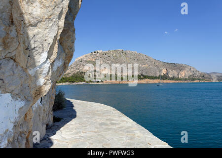 Blick auf die kleinen Kiesel Strand Arvanitia, die Festung Palamidi von der malerischen Promenade Arvanitia, umgeht Nafplio. Peloponnes. Music Stockfoto