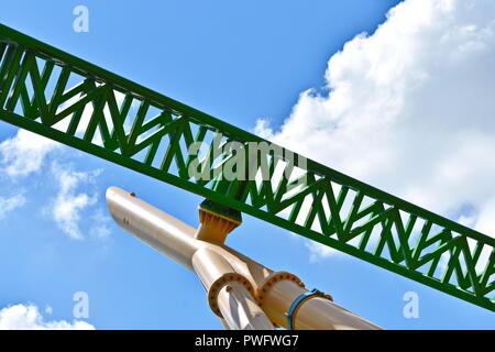 Tampa, Florida; September 29,2018. Grüne stahl Achterbahn bereit für Mitfahrer bewölkt blauen Himmel bei Bush Gardens begeistern. Stockfoto