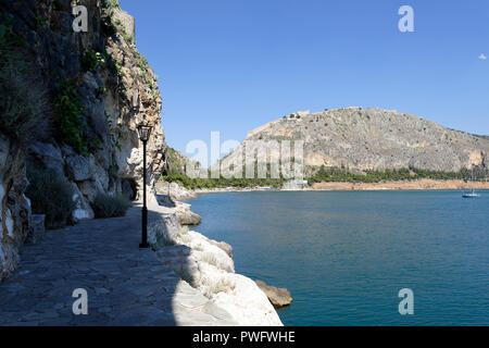 Blick auf die kleinen Kiesel Strand Arvanitia, die Festung Palamidi von der malerischen Promenade Arvanitia, umgeht Nafplio. Peloponnes. Music Stockfoto