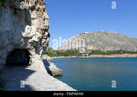 Blick auf die kleinen Kiesel Strand Arvanitia, die Festung Palamidi von der malerischen Promenade Arvanitia, umgeht Nafplio. Peloponnes. Music Stockfoto