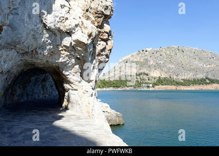 Blick auf die kleinen Kiesel Strand Arvanitia, die Festung Palamidi von der malerischen Promenade Arvanitia, umgeht Nafplio. Peloponnes. Music Stockfoto