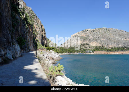 Blick auf die kleinen Kiesel Strand Arvanitia, die Festung Palamidi von der malerischen Promenade Arvanitia, umgeht Nafplio. Peloponnes. Music Stockfoto