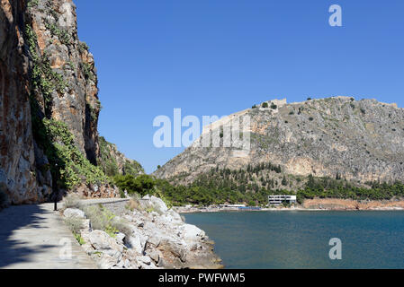 Blick auf die kleinen Kiesel Strand Arvanitia, die Festung Palamidi von der malerischen Promenade Arvanitia, umgeht Nafplio. Peloponnes. Music Stockfoto