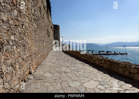 Blick entlang der malerischen Klippen gehen wie die arvanitia Promenade bekannt, dass umgeht die Stadt Nafplio. Peloponnes. Griechenland. Stockfoto