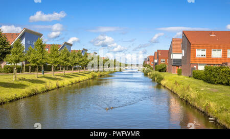 Natürliche Kanal in der modernen Vorstadt Gegend mit Häusern entlang ökologischer Park Stockfoto