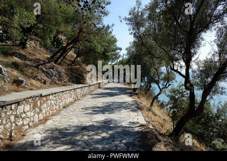 Blick entlang der malerischen Klippen gehen wie die arvanitia Promenade bekannt, dass umgeht die Stadt Nafplio. Peloponnes. Griechenland. Stockfoto