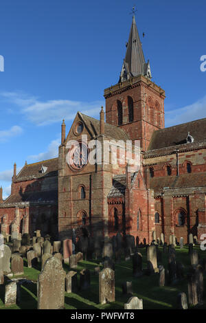 Die St. Magnus Kathedrale in Kirkwall, Orkney, Schottland ist über 870 Jahre alt, der lokalen vielfarbigem Sandstein in der normannischen Architektur erbaut, von Wikinger! Stockfoto