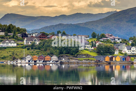 Malerische Dorf an der Küste von Fjord mit bunten Bootshäuser in der Nähe von Ulsteinvik Norwegen Stockfoto