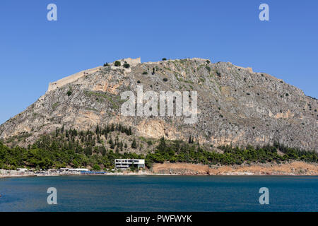 Blick auf die kleinen Kiesel Strand Arvanitia und die imposante Festung Palamidi darüber. Nafplio. Peloponnes. Griechenland. Stockfoto