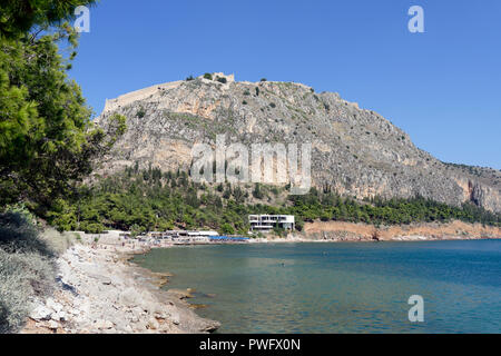 Blick auf die kleinen Kiesel Strand Arvanitia und die imposante Festung Palamidi darüber. Nafplio. Peloponnes. Griechenland. Stockfoto