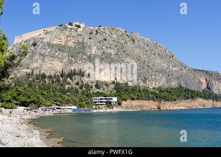 Blick auf die kleinen Kiesel Strand Arvanitia und die imposante Festung Palamidi darüber. Nafplio. Peloponnes. Griechenland. Stockfoto