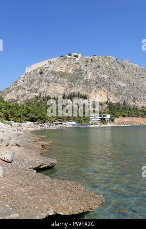 Blick auf die kleinen Kiesel Strand Arvanitia und die imposante Festung Palamidi darüber. Nafplio. Peloponnes. Griechenland. Stockfoto