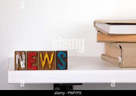 Nachrichten - Wort aus farbigen Buchstaben aus Holz Stockfoto