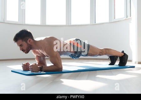 Junger Mann, Athlet, ABS-Übung Winkelstück Plank Als Teil der Bodybuilding Training Stockfoto