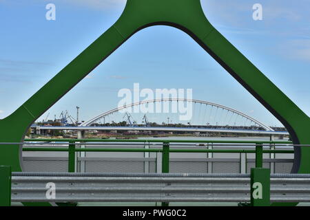 Anzeigen von Apollo Brücke über die Donau durch grün lackiertem Stahl Bogen der Neue Alte Brücke. Stockfoto