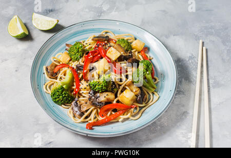 Asiatische tofu Soba Nudeln Schüssel auf konkreten Hintergrund. Stockfoto