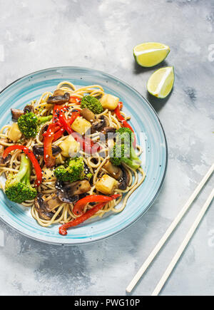 Asiatische tofu Soba Nudeln Schüssel auf konkreten Hintergrund. Stockfoto
