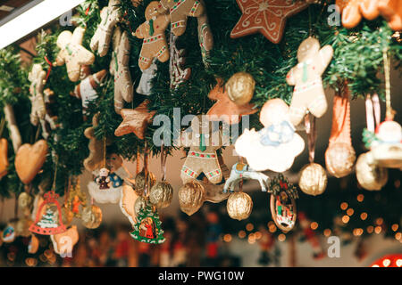 Weihnachtsschmuck. Verschiedene Lebkuchen und anderen Dekorationen am Weihnachtsbaum in Berlin in Deutschland. Stockfoto