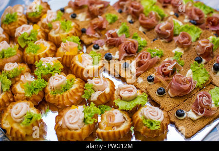 Lecker catering Canapes auf einem Buffet. Stockfoto