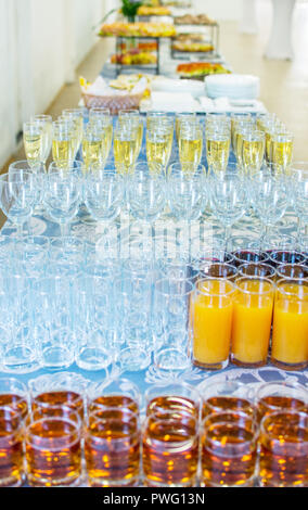 Essen Hintergrund. viele Gläser mit Saft und Sekt am Buffet. Stockfoto