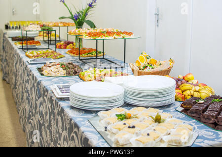 Tabelle der Rezeption Buffet mit kalten Snacks, Fleisch und Kuchen. Stockfoto