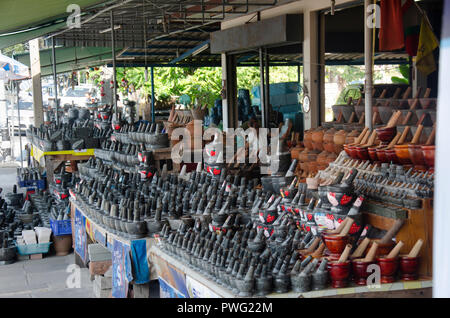 Der Thai und Reisende kaufen von Mörtel und Souvenir Souvenir Geschäft an Ang Sila jetty Fischen lokalen Markt am 2. Januar 2017 in Chonbur Stockfoto