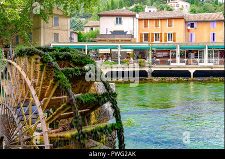 Frankreich. Vaucluse (84). Fontaine de Vaucluse. Quelle der Sorgue. Exsurgence größten französischen Mutterland. Rad auf den Fluss Sorgue Stockfoto