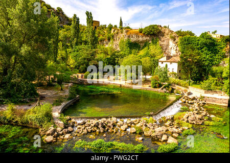 Frankreich. Vaucluse (84). Fontaine de Vaucluse. Quelle der Sorgue. Exsurgence größten Metropolitan Frankreich Stockfoto