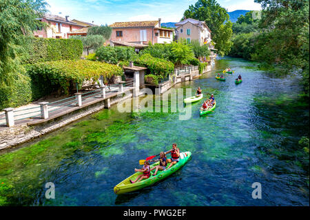 Vaucluse (84). Balade en canoë sur la rivière Sorgue entre Fontaine-de-Vaucluse et l'Isle-sur-Sorgue // Frankreich. Vaucluse (84). Kanutour auf dem Sorgu Stockfoto