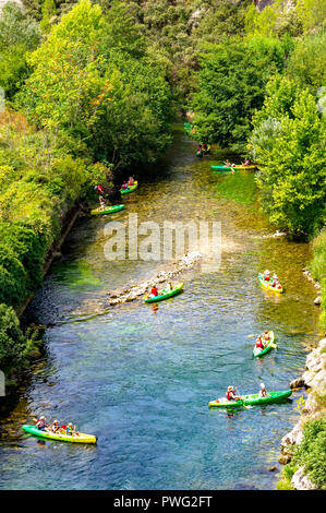 Frankreich. Vaucluse (84. Fontaine-de-Vaucluse. Galas Bezirk. Kanufahrt auf dem Fluss Sorgue Stockfoto