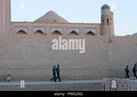 Usbekische Polizisten patrouillieren in der Itschan-kala historische Stadt Chiwa die ehemalige Hauptstadt von Khwarezmia und das Khanat Chiwa als UNESCO-Weltkulturerbe in Xorazm Region, Usbekistan aufgeführt Stockfoto