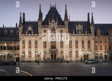 Äußere Architektur der provinziellen Gericht Gebäude bei Sonnenaufgang, Markt, (Marktplatz), Brügge, Flandern, Belgien Stockfoto