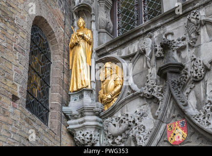 Äußere architektonische Details der Basilika des Heiligen Blutes Kirche, Markt, Brügge, Belgien Stockfoto