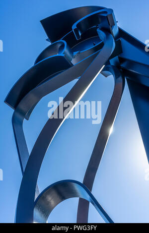Das Meer Musik Skulptur von Sir Anthony Caro schafft eine interessante Anlaufstelle auf dem Kai am Hafen von Poole in Dorset. Stockfoto